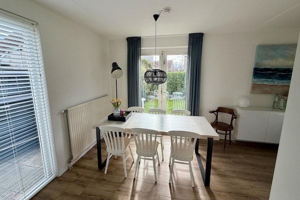Eetkamer - Bungalow in Breskens bij Strand en Duinen in Breskens (3)