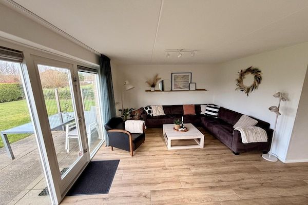 Woonkamer - Bungalow in Breskens bij Strand en Duinen in Breskens (2)
