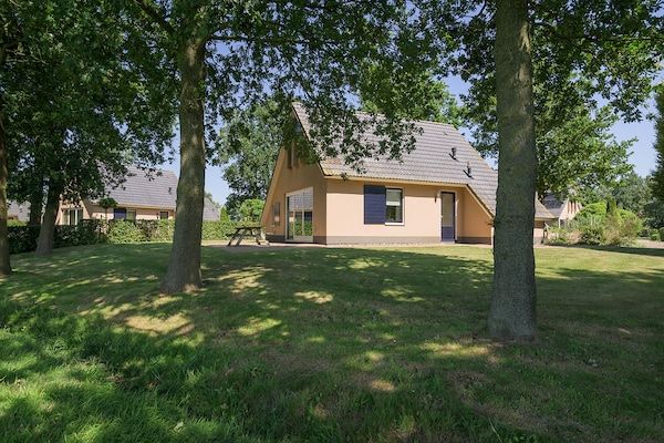 Buitenkant - Ruime bungalow in Friesland bij Slotermeer in Sondel (5)