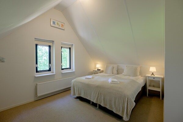 Slaapkamer - Ruime bungalow in Friesland bij Slotermeer in Sondel (4)