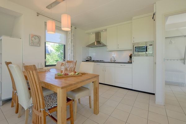 Keuken - Ruime bungalow in Friesland bij Slotermeer in Sondel (3)