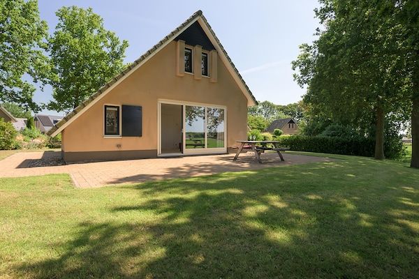 Buitenkant - Ruime bungalow in Friesland bij Slotermeer in Sondel (1)