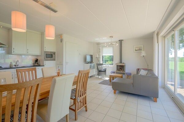 Woonkamer - Ruime bungalow in Friesland bij Slotermeer in Sondel (2)