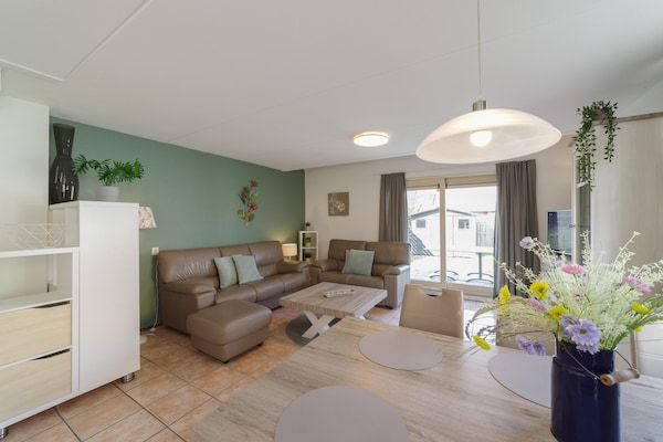 Woonkamer - Zonnig tuinverblijf vlakbij zee in Wemeldinge (2)