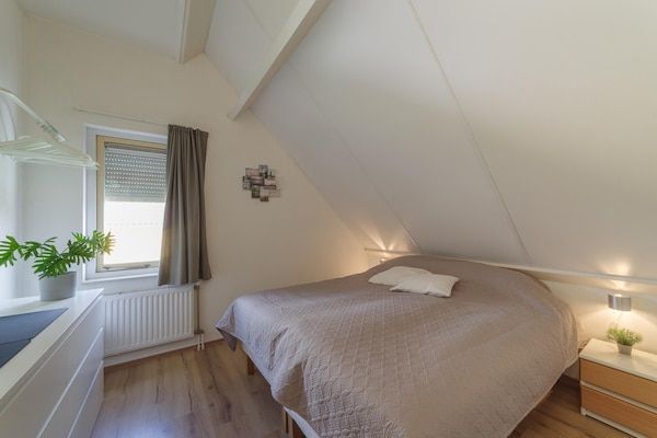 Slaapkamer - Zonnig tuinverblijf vlakbij zee in Wemeldinge (4)