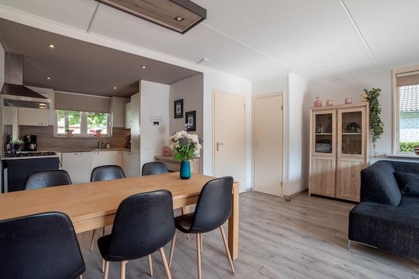 Eetkamer - Heerlijk vakantiehuis met bubbelbad in Wemeldinge (3)