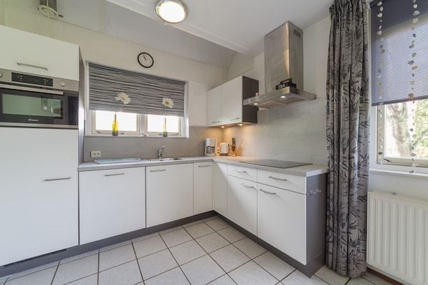 Keuken - Vakantiehuis in Zeeland met ruime tuin in Wemeldinge (3)