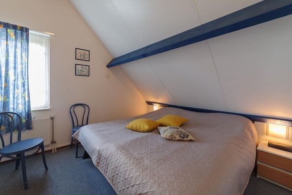 Slaapkamer - Vakantiehuis in Zeeland met ruime tuin in Wemeldinge (4)