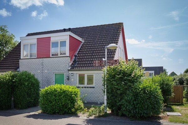 Buitenkant - Gezinswoning nabij stranden in Wemeldinge (1)