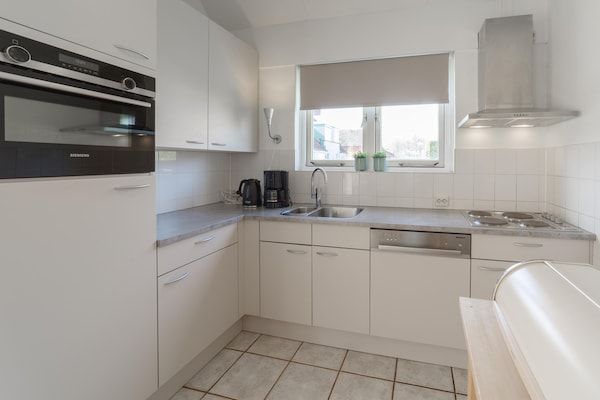 Keuken - Gezinswoning nabij stranden in Wemeldinge (4)