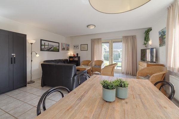 Eetkamer - Gezinswoning nabij stranden in Wemeldinge (3)
