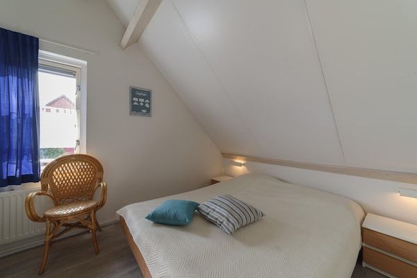 Slaapkamer - Gezinswoning nabij stranden in Wemeldinge (5)