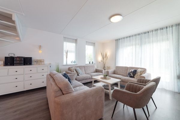 Woonkamer - Vakantiehuis in Zeeland met Tuinterras in Wemeldinge (2)