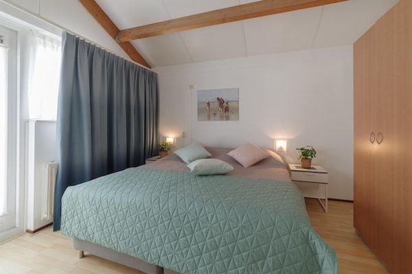 Slaapkamer - Vakantiehuis in Zeeland met Tuinterras in Wemeldinge (5)