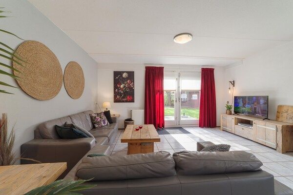 Woonkamer - Vakantiehuis in rustige park met terras in Wemeldinge (2)
