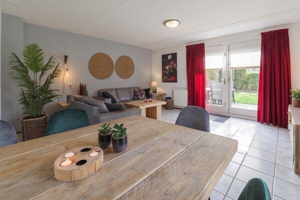 Woonkamer - Vakantiehuis in rustige park met terras in Wemeldinge (5)
