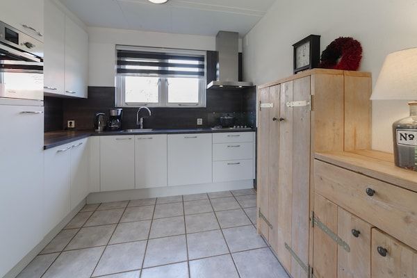 Keuken - Vakantiehuis in rustige park met terras in Wemeldinge (3)