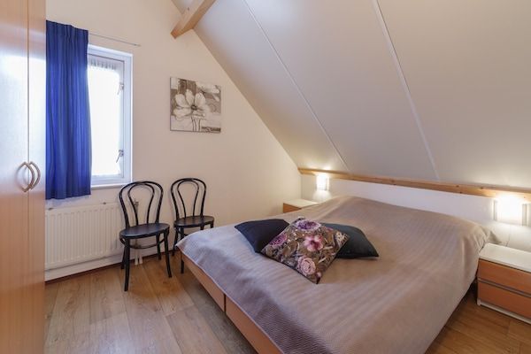 Slaapkamer - Vakantiehuis in rustige park met terras in Wemeldinge (4)