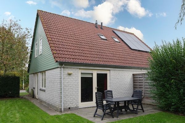 Buitenkant - Vakantiehuis in rustige park met terras in Wemeldinge (1)