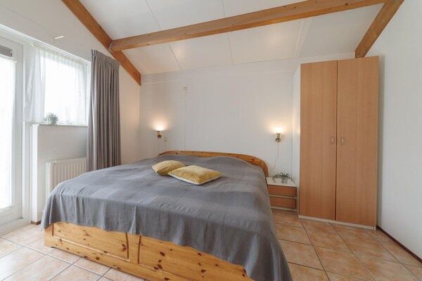 Slaapkamer - Vakantiehuis in Zeeland met tuin in Wemeldinge (5)