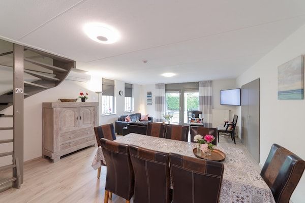 Eetkamer - Vakantiehuis: Bubbels, Springen en Ontspannen in Wemeldinge (3)
