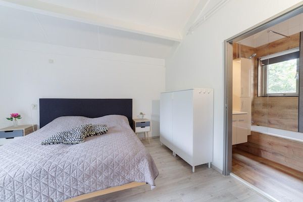 Slaapkamer - Vakantiehuis: Bubbels, Springen en Ontspannen in Wemeldinge (5)