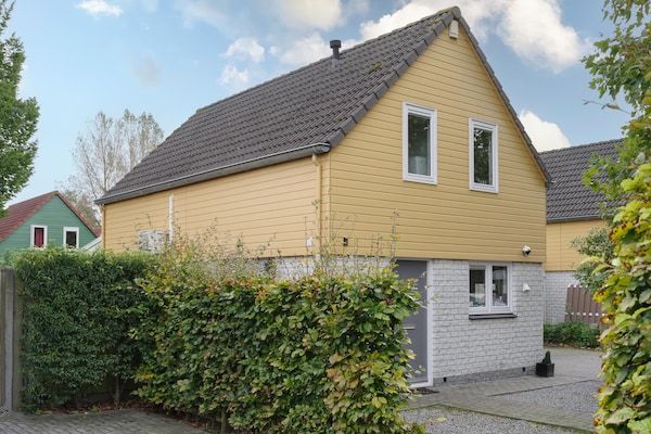 Buitenkant - Vakantiehuis: Bubbels, Springen en Ontspannen in Wemeldinge (1)