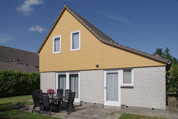 Buitenkant - Vakantiehuis in rustige park met tuin in Wemeldinge (1)