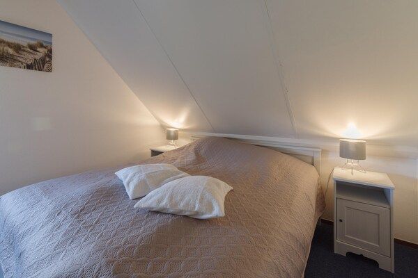 Slaapkamer - Vakantiehuis in Zeeland met ruime tuin in Wemeldinge (5)