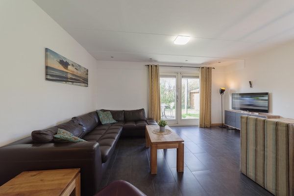 Woonkamer - Vakantiehuis in Zeeland met ruime tuin in Wemeldinge (4)