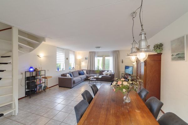 Woonkamer - Ruime vakantie aan de kust in Wemeldinge (2)