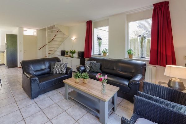 Woonkamer - Vakantiehuis in rustige Nederlandse park in Wemeldinge (2)