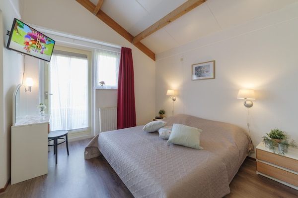 Slaapkamer - Vakantiehuis in rustige Nederlandse park in Wemeldinge (3)
