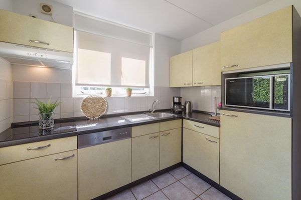 Keuken - Vakantiehuis in rustige Nederlandse park in Wemeldinge (4)