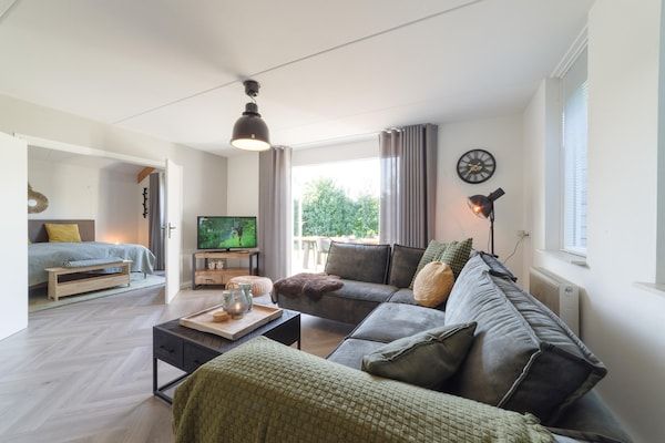 Woonkamer - Vakantiehuis in rustige park met tuin in Wemeldinge (2)