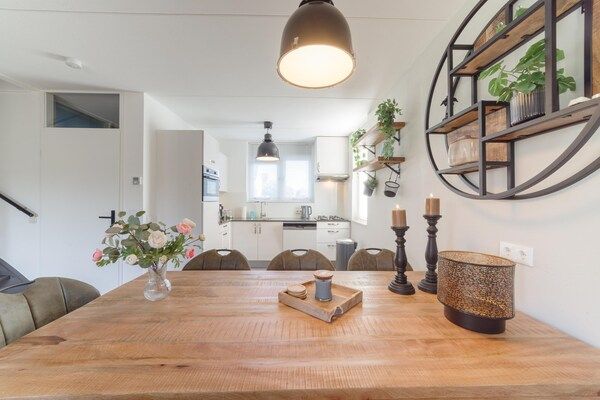 Eetkamer - Vakantiehuis in rustige park met tuin in Wemeldinge (4)