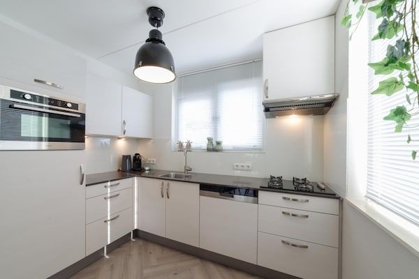 Keuken - Vakantiehuis in rustige park met tuin in Wemeldinge (3)