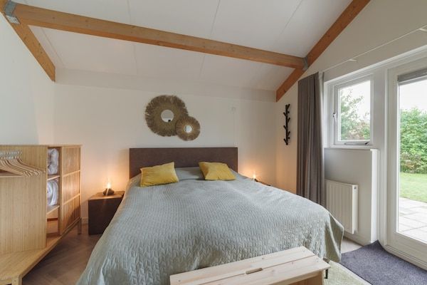 Slaapkamer - Vakantiehuis in rustige park met tuin in Wemeldinge (5)