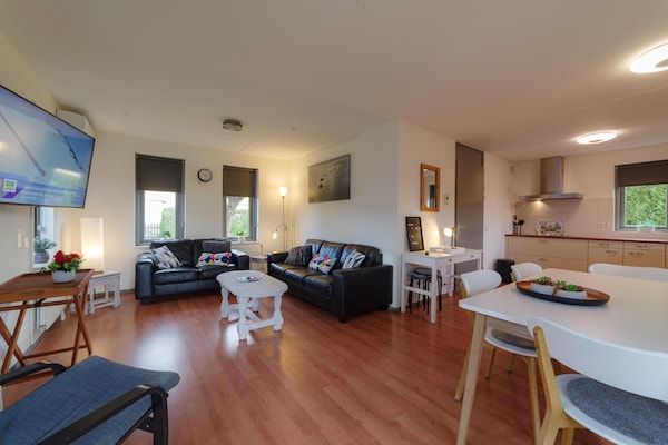 Woonkamer - Vakantiehuis in Wemeldinge bij de Zee in Wemeldinge (2)