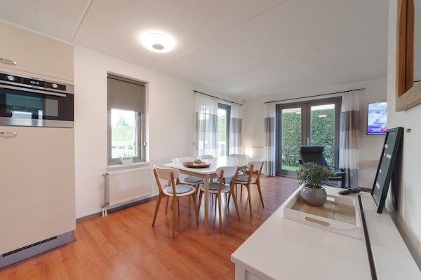 Eetkamer - Vakantiehuis in Wemeldinge bij de Zee in Wemeldinge (4)