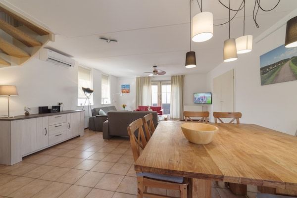 Eetkamer - Vakantiehuis in rustige park met tuin in Wemeldinge (2)