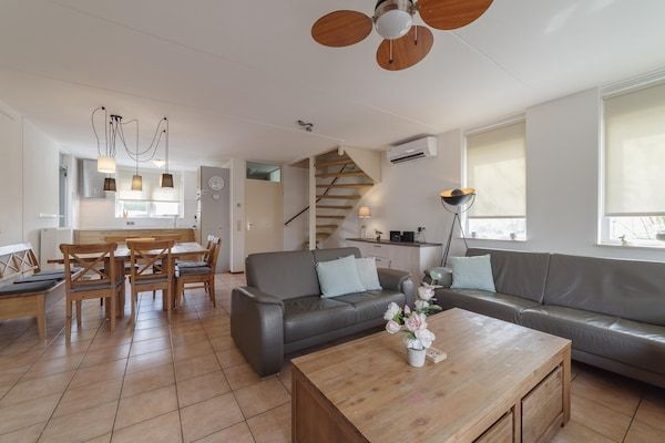 Woonkamer - Vakantiehuis in rustige park met tuin in Wemeldinge (5)