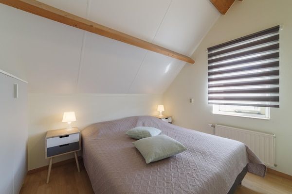 Slaapkamer - Vakantiehuis in rustige park met tuin in Wemeldinge (4)