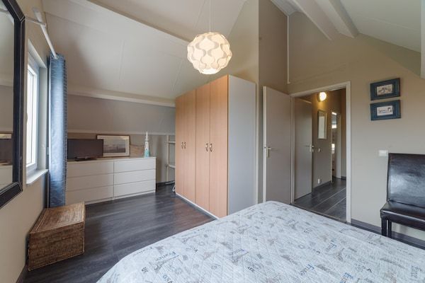 Slaapkamer - Vakantiehuis in Zeeland met ruime tuin in Wemeldinge (5)