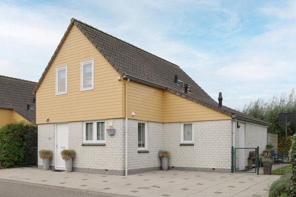Buitenkant - Vakantiehuis in Zeeland met ruime tuin in Wemeldinge (1)