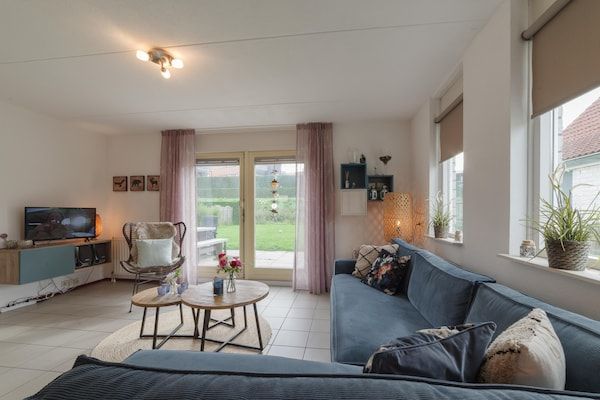 Woonkamer - Vakantiehuis in Wemeldinge bij de Zee in Wemeldinge (2)