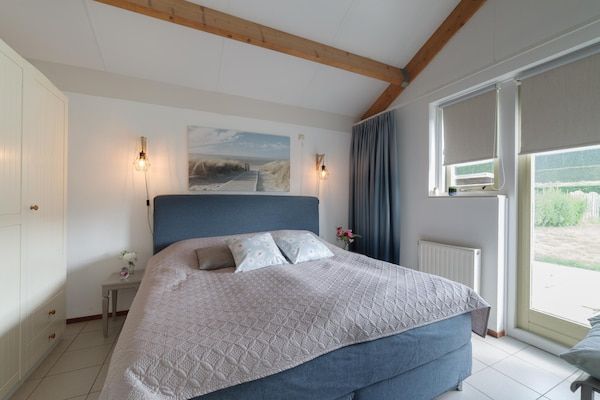 Slaapkamer - Vakantiehuis in Wemeldinge bij de Zee in Wemeldinge (5)
