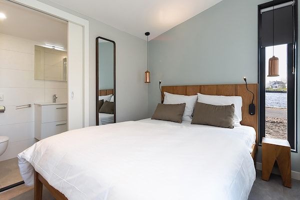 Slaapkamer - Docklodge bij Friese Meren met Privé Aanlegplaats in Delfstrahuizen (5)