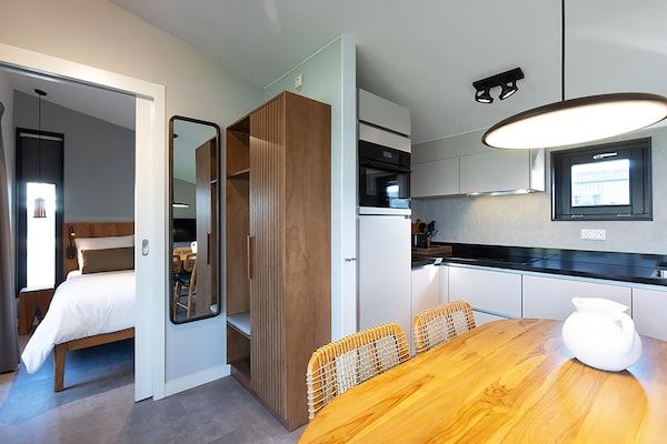 Keuken - Docklodge bij Friese Meren met Privé Aanlegplaats in Delfstrahuizen (4)