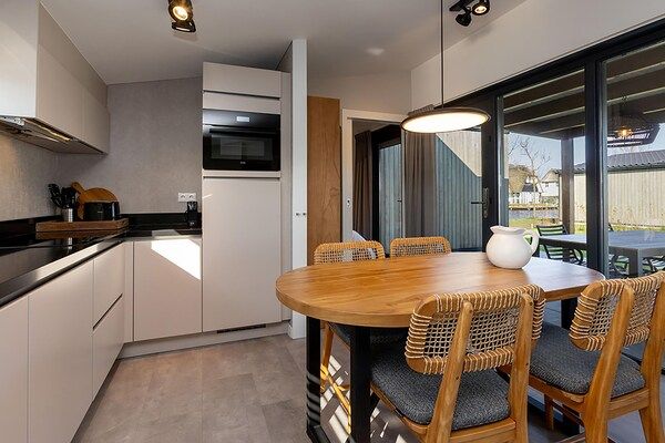 Eetkamer - Docklodge bij Friese Meren met Privé Aanlegplaats in Delfstrahuizen (3)